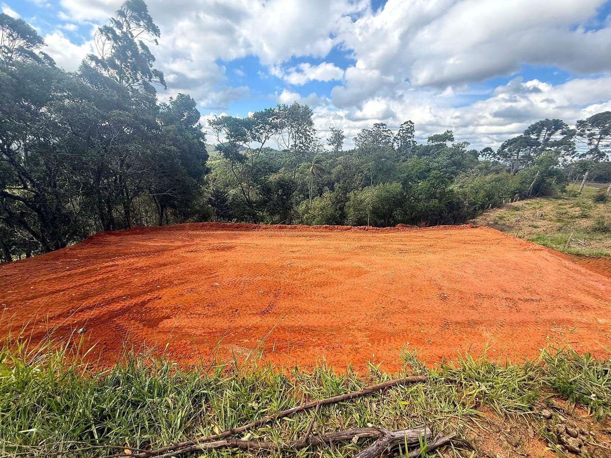 Platô terraplanado e nivelado, pronto para receber a construção